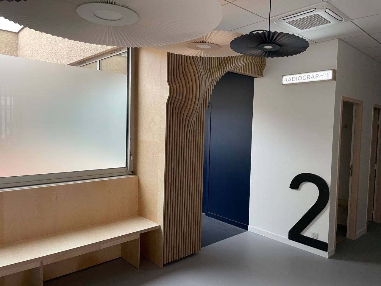 La banquette au pied de la claustra « Ondes », devant la fenêtre
