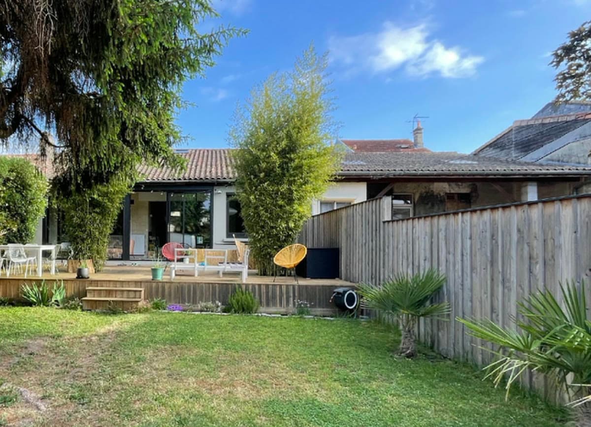 Avant les travaux : l’échoppe de plain-pied sous sa toiture en tuiles, sans bassin