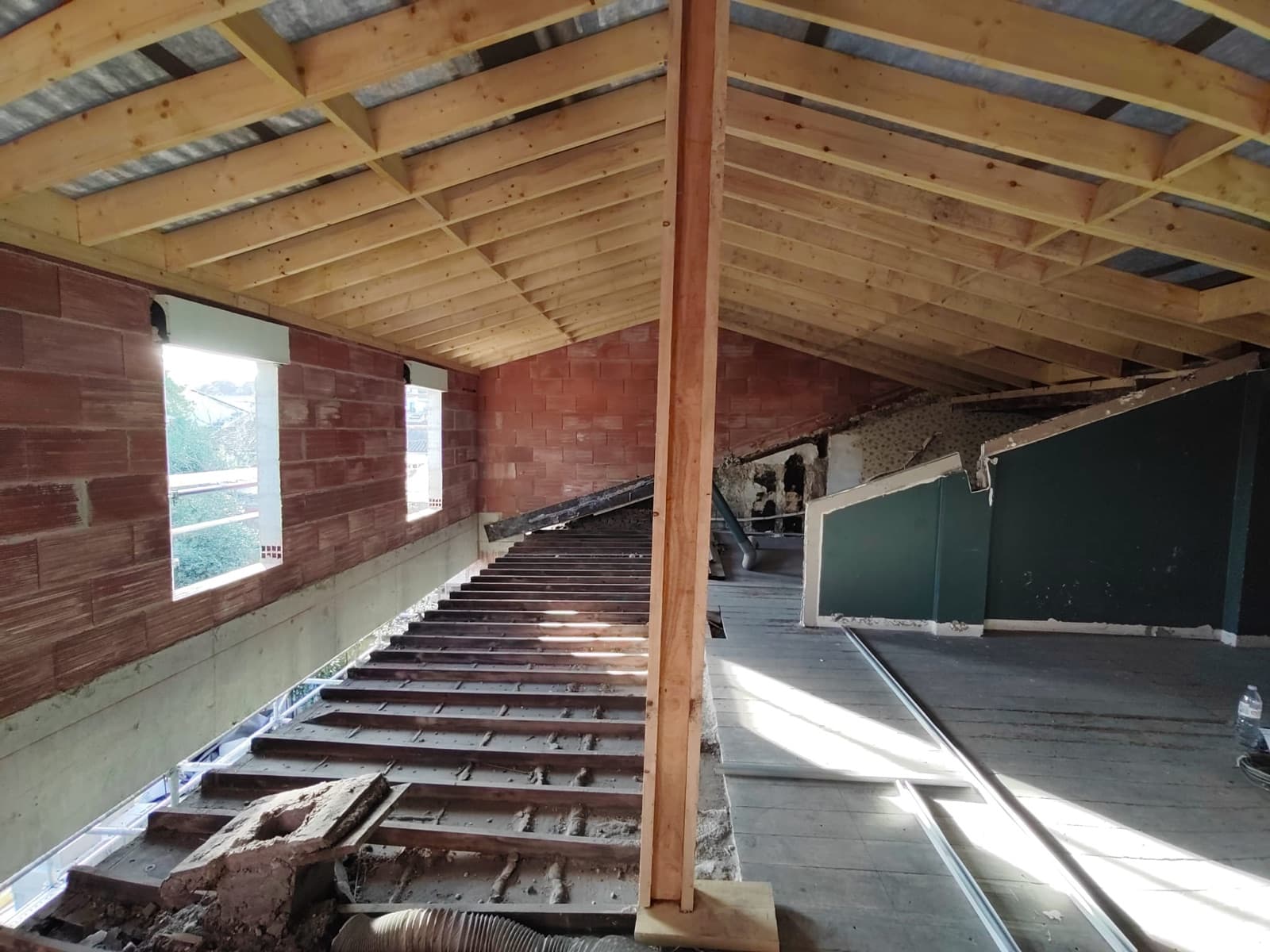 Pendant le chantier, à l’étage : la nouvelle charpente au-dessus des murs de l’étage